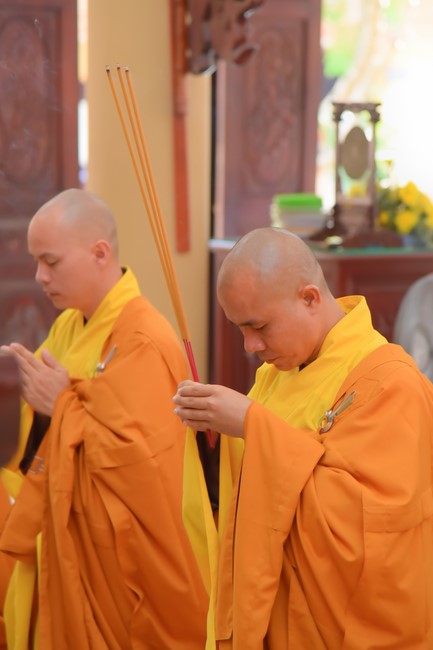 Nhan Van School students praying for University Examination 2023
