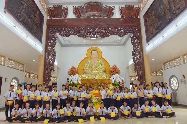 Nhan Van School students praying for University Examination 2023