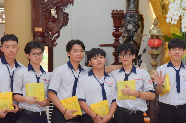 Nhan Van School students praying for University Examination 2023