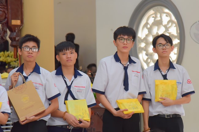 Nhan Van School students praying for University Examination 2023