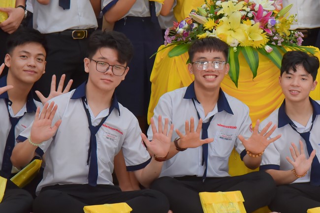 Nhan Van School students praying for University Examination 2023