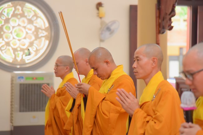 Nhan Van School students praying for University Examination 2023