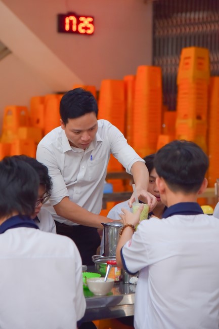 Nhan Van School students praying for University Examination 2023
