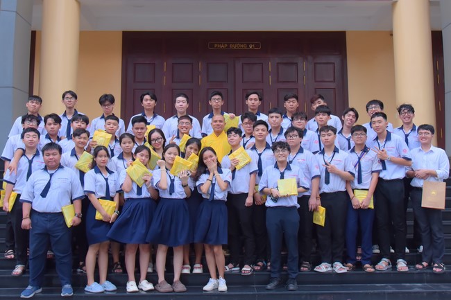Nhan Van School students praying for University Examination 2023