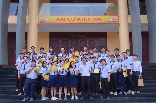 Nhan Van School students praying for University Examination 2023