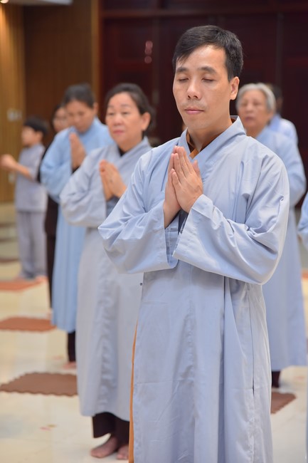 Practitioners learning Dharma at Hoang Phap's rain-retreat School
