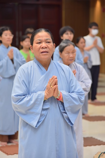Practitioners learning Dharma at Hoang Phap's rain-retreat School