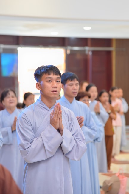 Practitioners learning Dharma at Hoang Phap's rain-retreat School