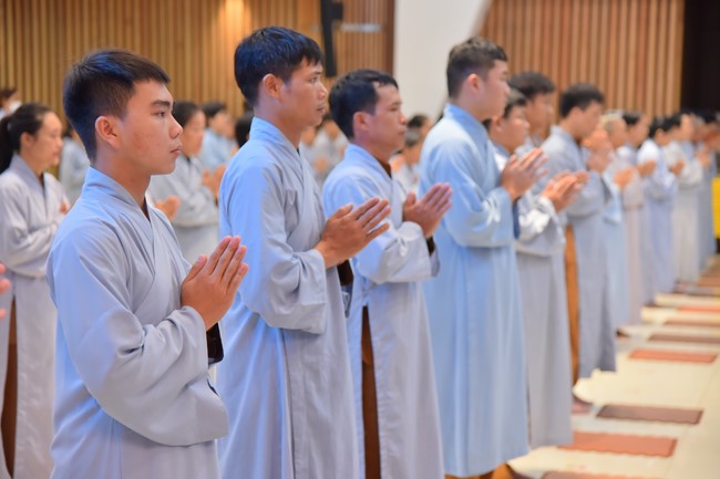 Practitioners learning Dharma at Hoang Phap's rain-retreat School