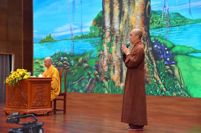 Practitioners learning Dharma at Hoang Phap's rain-retreat School