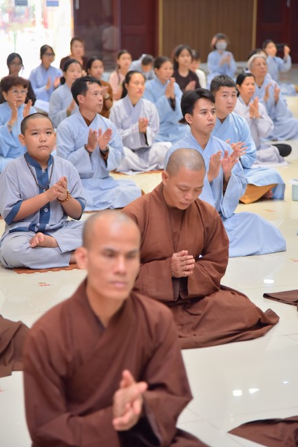 Practitioners learning Dharma at Hoang Phap's rain-retreat School