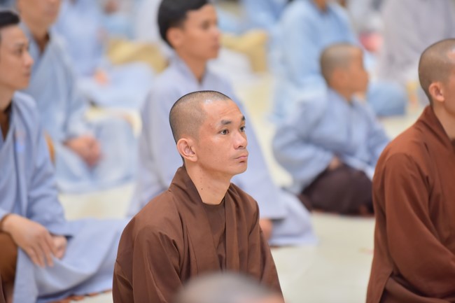 Practitioners learning Dharma at Hoang Phap's rain-retreat School