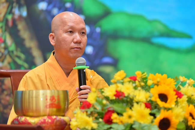 Practitioners learning Dharma at Hoang Phap's rain-retreat School