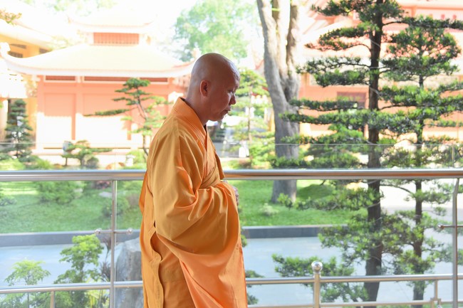 Practitioners learning Dharma at Hoang Phap's rain-retreat School