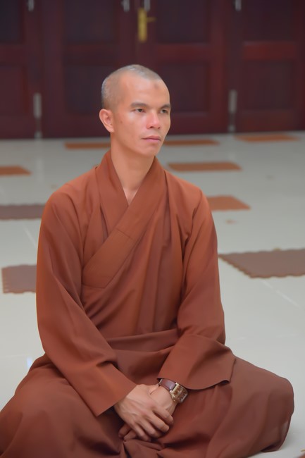 Practitioners learning Dharma at Hoang Phap's rain-retreat School