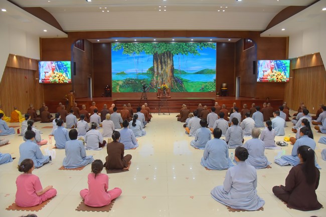 Practitioners learning Dharma at Hoang Phap's rain-retreat School