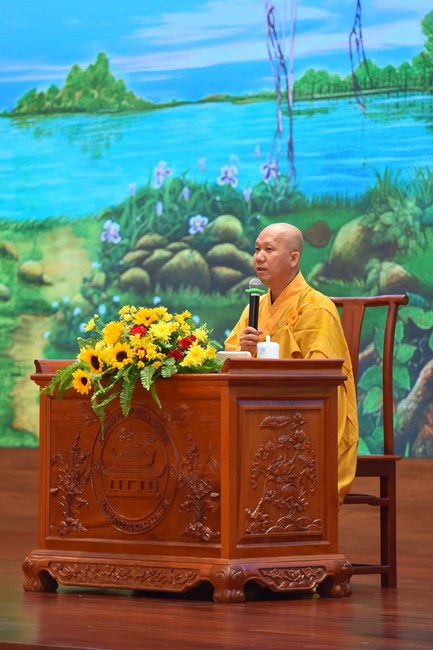 Practitioners learning Dharma at Hoang Phap's rain-retreat School