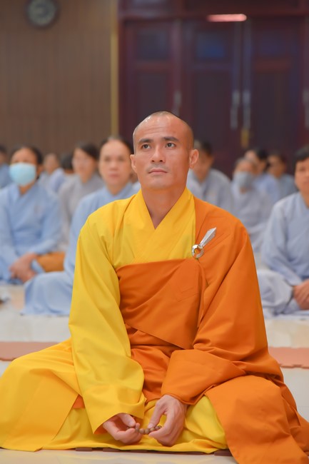 Practitioners learning Dharma at Hoang Phap's rain-retreat School