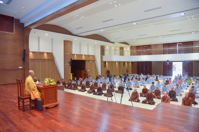 Practitioners learning Dharma at Hoang Phap's rain-retreat School