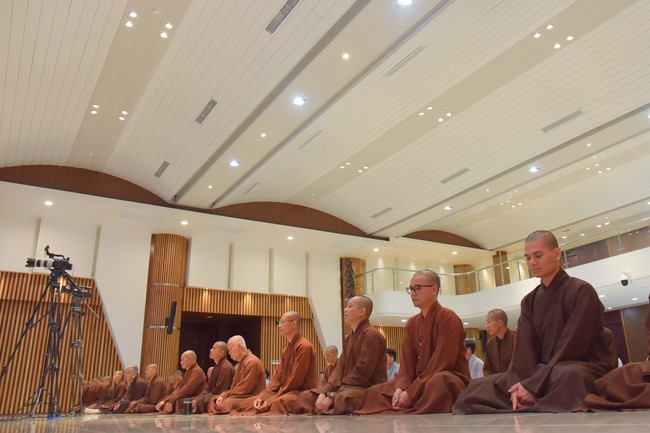 Practitioners learning Dharma at Hoang Phap's rain-retreat School