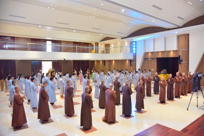 Practitioners learning Dharma at Hoang Phap's rain-retreat School