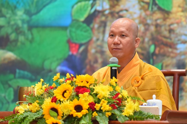 Practitioners learning Dharma at Hoang Phap's rain-retreat School