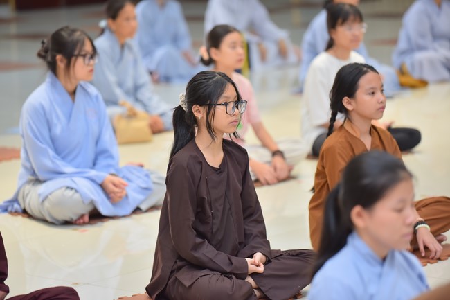 Practitioners learning Dharma at Hoang Phap's rain-retreat School