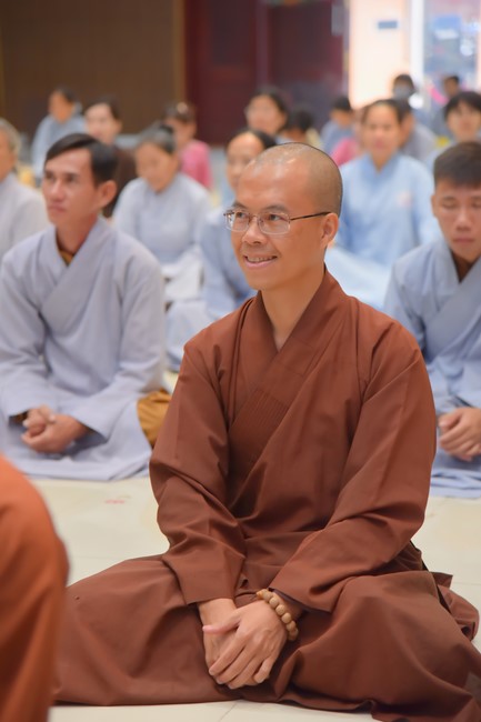Practitioners learning Dharma at Hoang Phap's rain-retreat School
