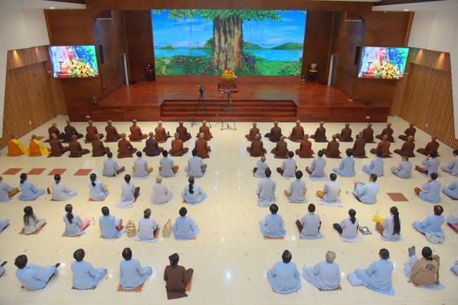 Practitioners learning Dharma at Hoang Phap's rain-retreat School