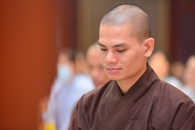 Practitioners learning Dharma at Hoang Phap's rain-retreat School