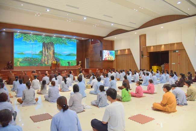 Practitioners learning Dharma at Hoang Phap's rain-retreat School
