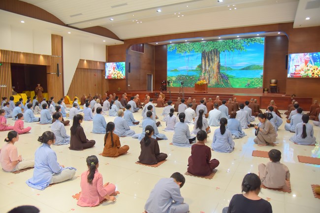 Practitioners learning Dharma at Hoang Phap's rain-retreat School