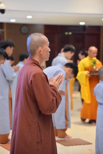 Practitioners learning Dharma at Hoang Phap's rain-retreat School