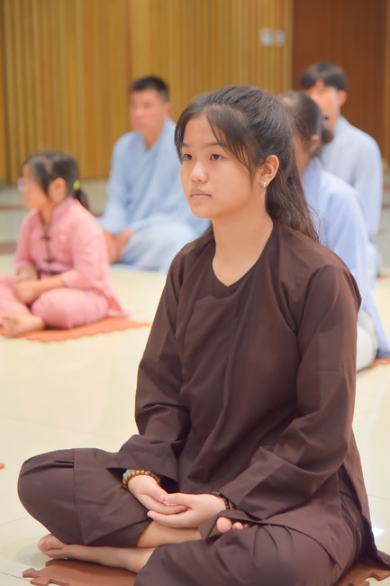 Practitioners learning Dharma at Hoang Phap's rain-retreat School