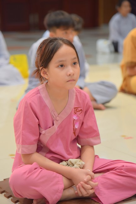 Practitioners learning Dharma at Hoang Phap's rain-retreat School