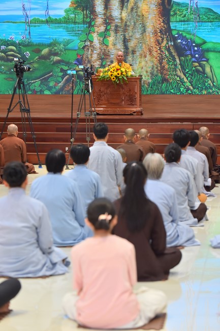 Practitioners learning Dharma at Hoang Phap's rain-retreat School