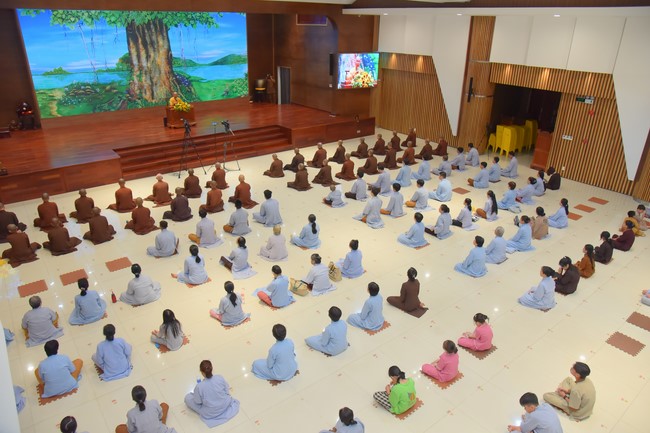 Practitioners learning Dharma at Hoang Phap's rain-retreat School