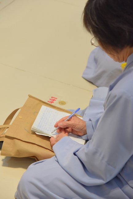 Practitioners learning Dharma at Hoang Phap's rain-retreat School