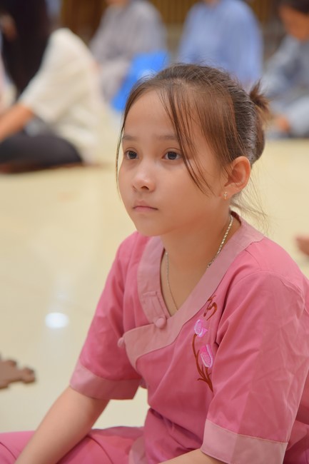 Practitioners learning Dharma at Hoang Phap's rain-retreat School