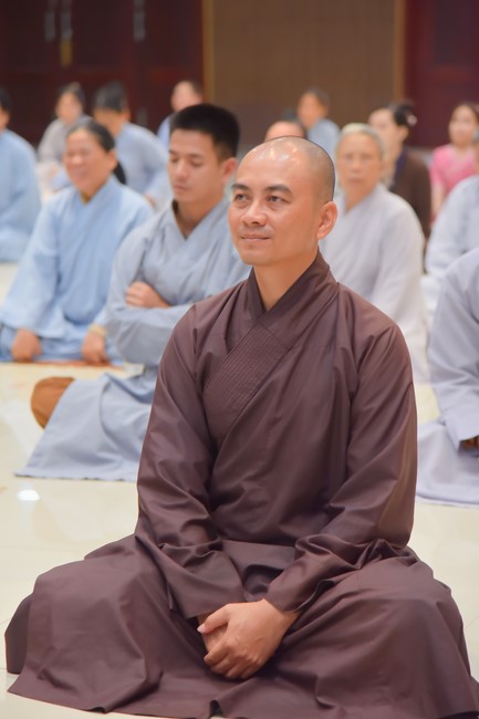 Practitioners learning Dharma at Hoang Phap's rain-retreat School