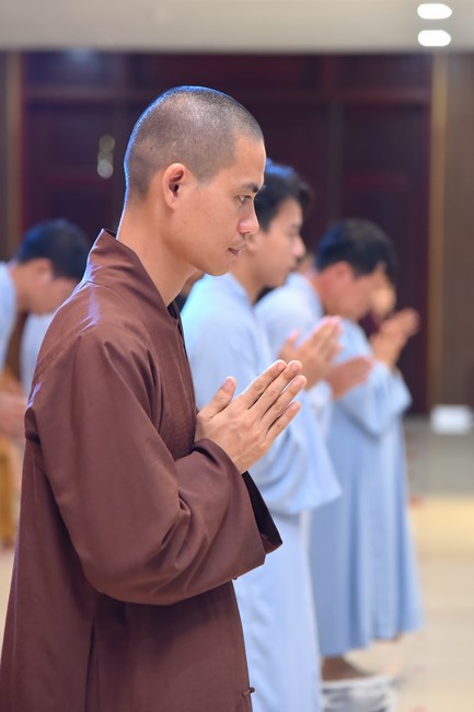 Practitioners learning Dharma at Hoang Phap's rain-retreat School