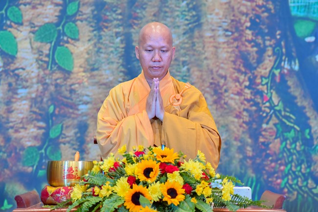 Practitioners learning Dharma at Hoang Phap's rain-retreat School