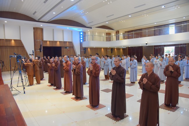 Practitioners learning Dharma at Hoang Phap's rain-retreat School