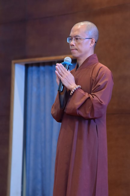 Practitioners learning Dharma at Hoang Phap's rain-retreat School