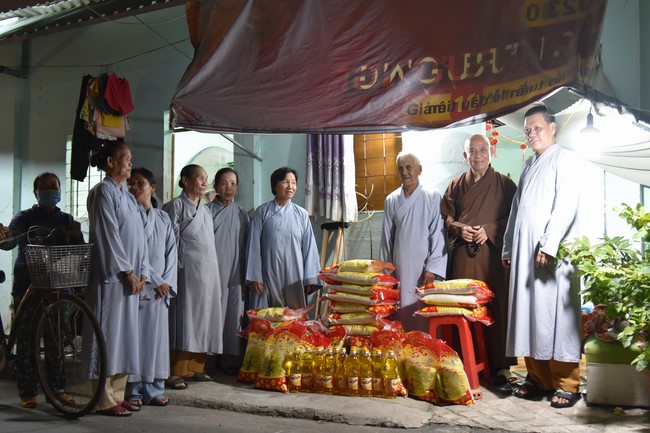 Giving gifts to Go Sao disabled Group - Thanh Xuan ward, District 12