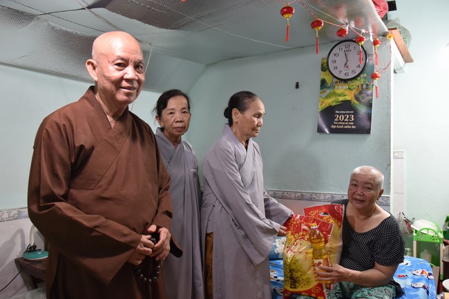 Giving gifts to Go Sao disabled Group - Thanh Xuan ward, District 12