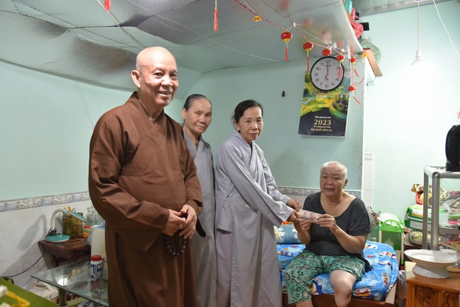 Giving gifts to Go Sao disabled Group - Thanh Xuan ward, District 12
