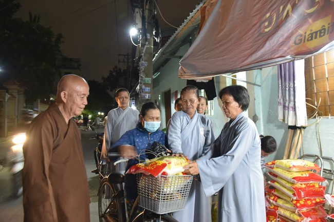 Giving gifts to Go Sao disabled Group - Thanh Xuan ward, District 12