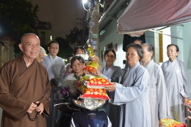 Giving gifts to Go Sao disabled Group - Thanh Xuan ward, District 12