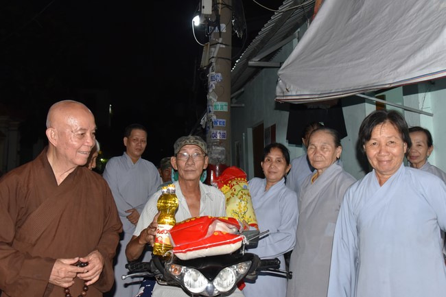 Giving gifts to Go Sao disabled Group - Thanh Xuan ward, District 12